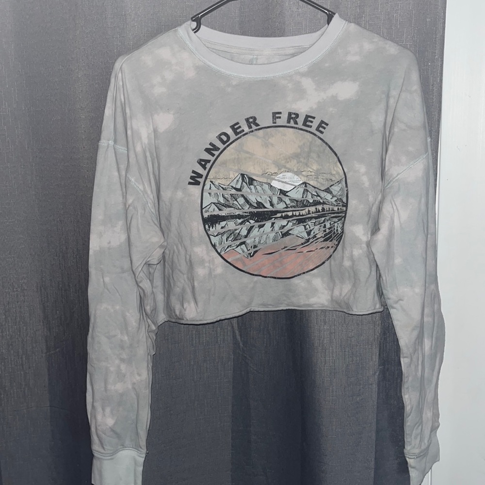 Cropped long sleeve shirt